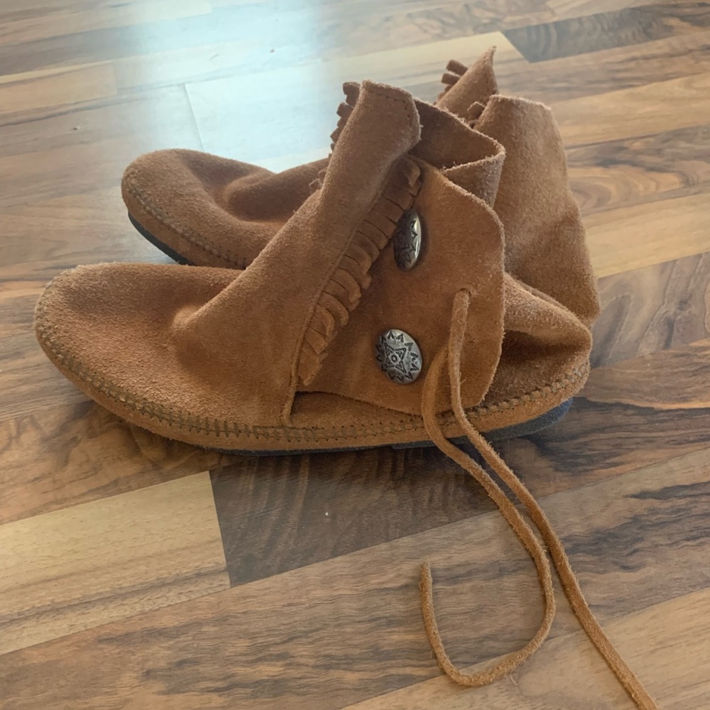 Minnetonka 1960s style hardsole men’s two button boot.